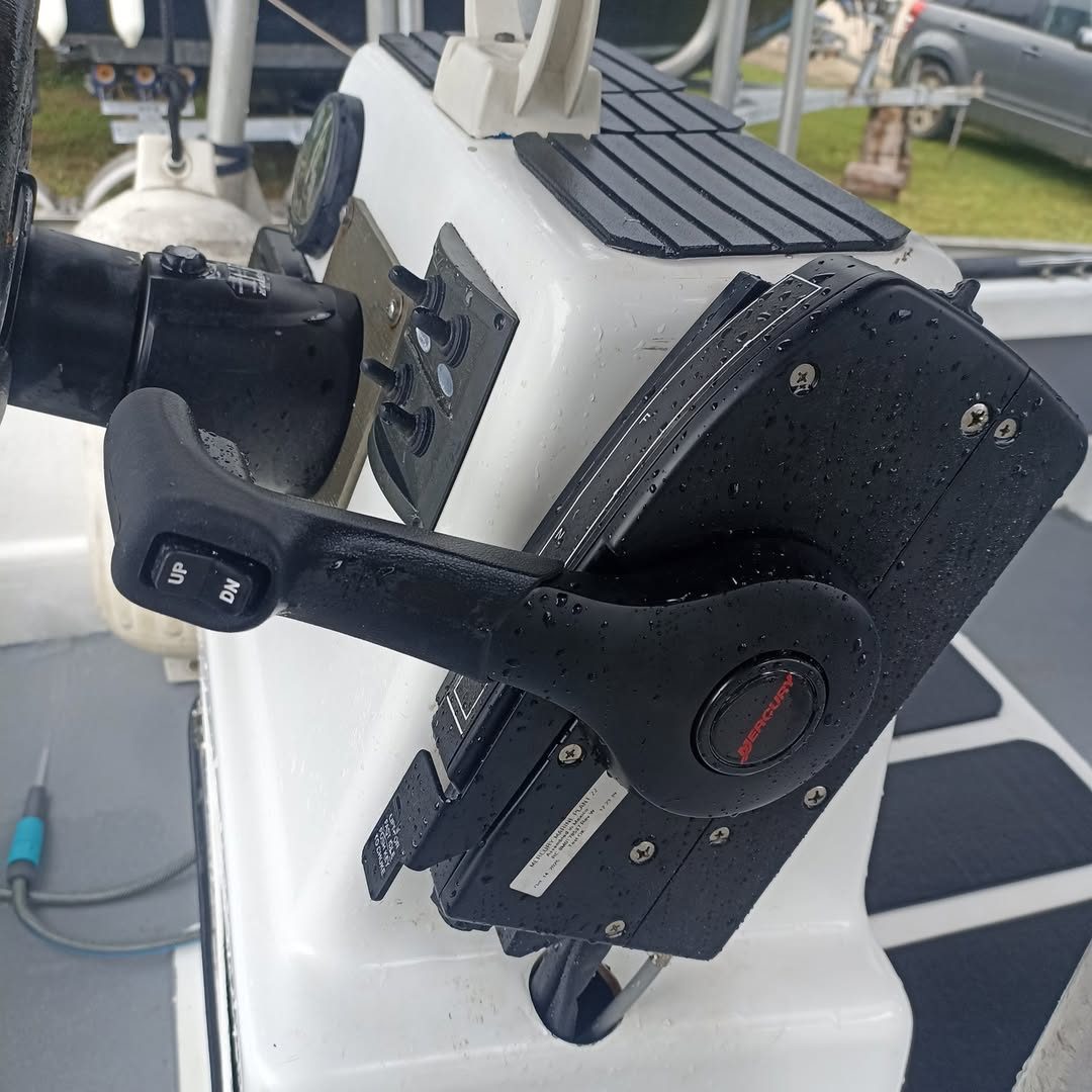 Boîtier de commande d'accélérateur neuf posé sur une console